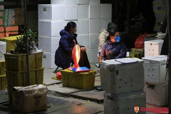 Trời càng về khuya càng lạnh buốt...