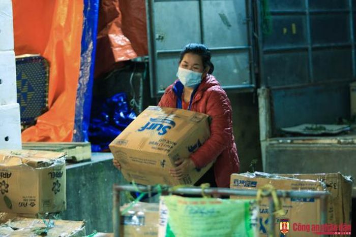 Đội ngũ làm nghề khuân vác thuê tại chợ Long Biên khá đa dạng từ đàn ông, phụ nữ và cả người lớn tuổi.
