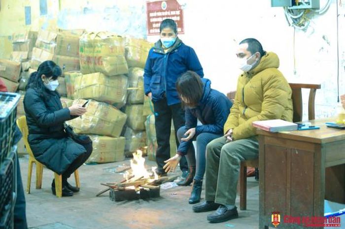 Nhiều người phải đốt lửa hoặc bật đèn để sưởi.