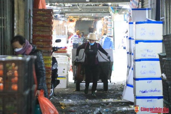 Một "cửu vạn" tại chợ Long Biên cho biết, đa số họ đến từ các tỉnh ngoài, vì mưu sinh nên tới đây làm việc, dù nặng nhọc song vẫn có tiền để trang trải cuộc sống. 