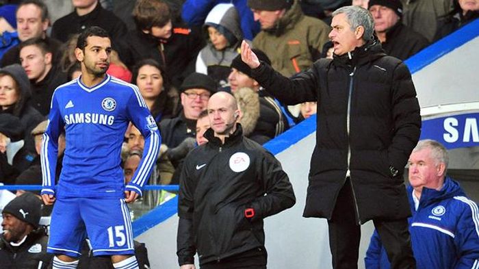 Jose Mourinho bị Chelsea sa thải chỉ vài tháng sau khi CLB này vô địch Premier League mùa 2014-15