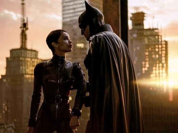 Bruce Wayne/Batman (Robert Pattinson) và Selina Kyle/Catwomen (Zoe Kravitz) trong phim