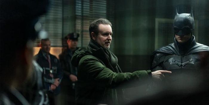 Đạo diễn Matt Reeves (giữa) trên phim trường “The Batman”