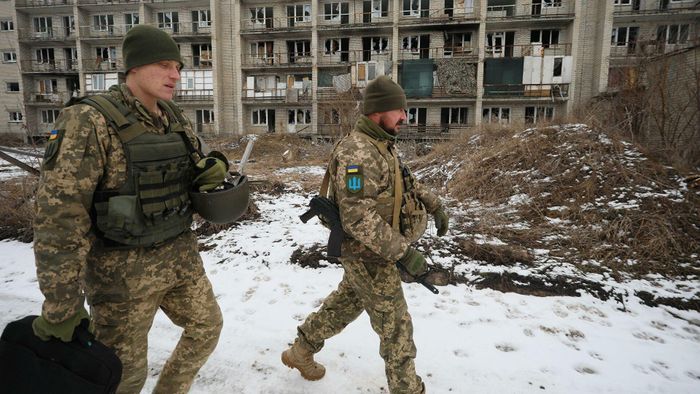 Chính phủ Nga và bản thân Tổng thống Putin đã nhiều lần cáo buộc chính phủ Ukraine thực hiện một cuộc “diệt chủng” hoặc các hành động tương tự như chống lại người Nga thiểu số của đất nước.