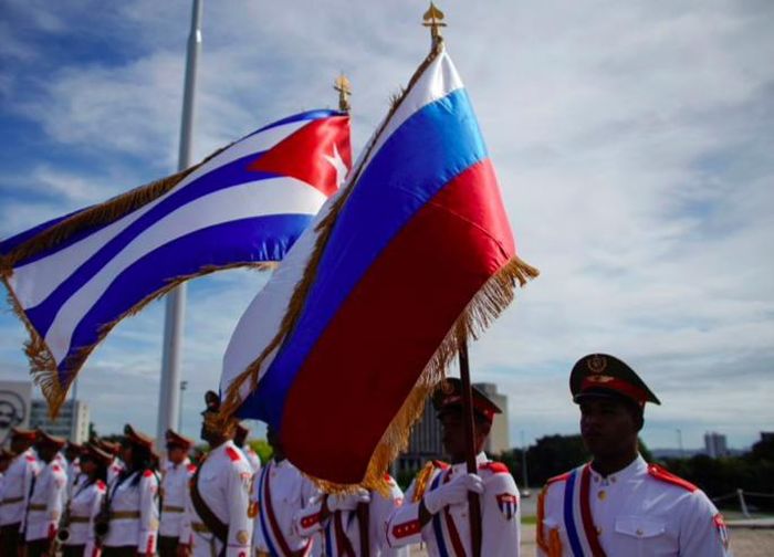 Quốc kỳ Cuba và Nga được căng lên trong chuyến thăm Havana của Thủ tướng Nga Dmitry Medvedev năm 2019. (Ảnh: Reuters)