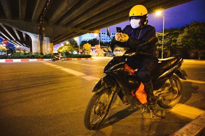  Anh Tâm (28 tuổi) vừa cưới vợ được hơn một năm nay. "Bà xã đang mang thai em bé đầu tiên. Vợ bầu bí cũng thương lắm, nhưng thôi còn làm được thì cố, kiếm chút tiền mua sữa. Nếu đẻ mà giá rét như thế này chắc tôi cũng ở nhà chơi với cháu", anh xe ôm tâm sự. 