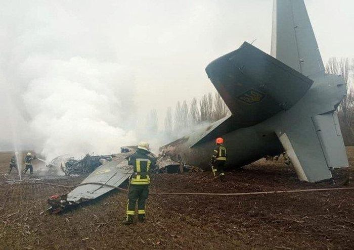Máy bay quân sự Antonov của quân đội Ukraine bị bắn rơi ở thủ đô Kyiv. Ảnh: Bộ Khẩn cấp Ukraine.