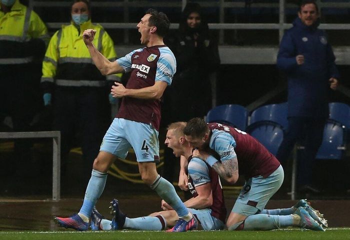 Phút 71, Ben Mee đánh đầu tung lưới Hugo Lloris