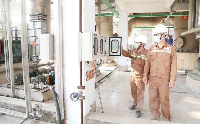 Kỹ sư, công nhân Công ty TNHH Một thành viên hóa chất Đức Giang Lào Cai vào ca.