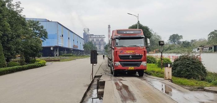 Xe chở phôi thép cho các đối tác.
