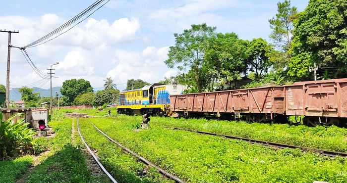 Vận chuyển quặng apatit sau khi đã được tuyển đi tiêu thụ.