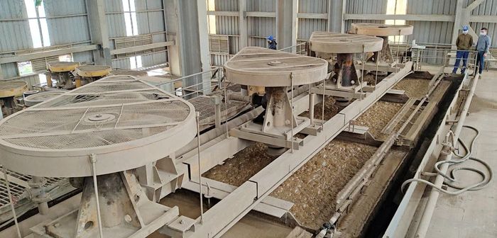 Vận hành dây chuyền tuyển tại Nhà máy Tuyển quặng apatit Bắc Nhạc Sơn.