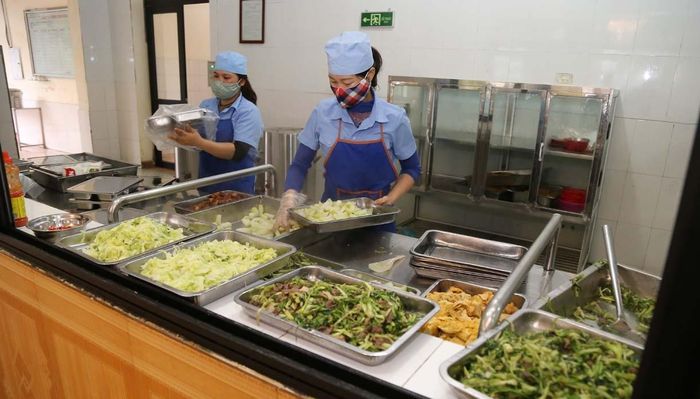 Chuẩn bị bữa ăn ca cho người lao động tại Nhà máy Luyện đồng Tằng Loỏng.