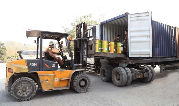 Sản phẩm hóa chất được đóng thùng theo quy chuẩn để xuất khẩu.