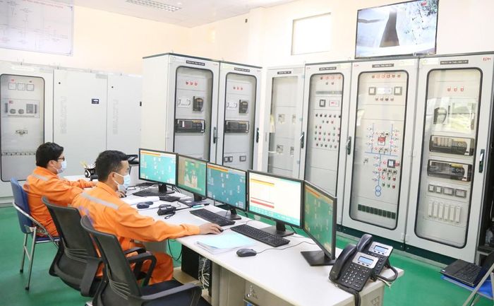 Các nhà máy thủy điện duy trì sản xuất 24/24 giờ đưa điện lên lưới điện quốc gia.