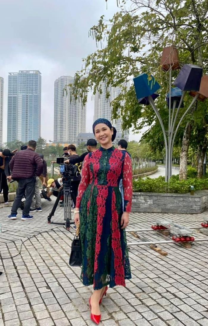 NSND Lan Hương chia sẻ hình ảnh tại hậu trường phim Thương ngày nắng về phần 2 vừa khai máy.