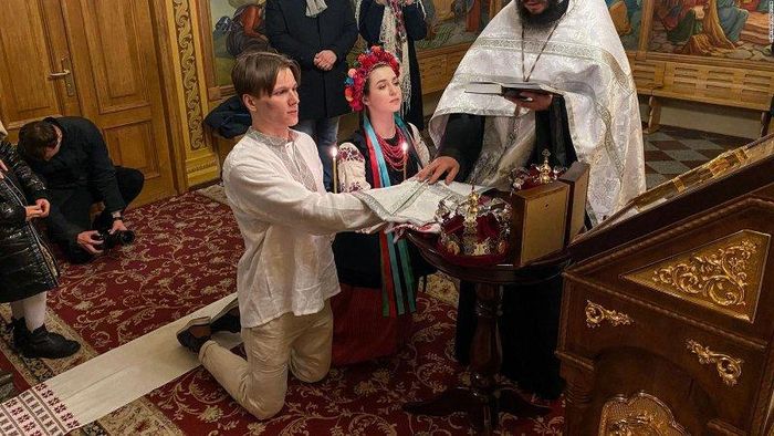 Lễ cưới vội vàng của đôi trẻ người Ukraine giữa tình hình chiến sự căng thẳng. Ảnh: CNN.