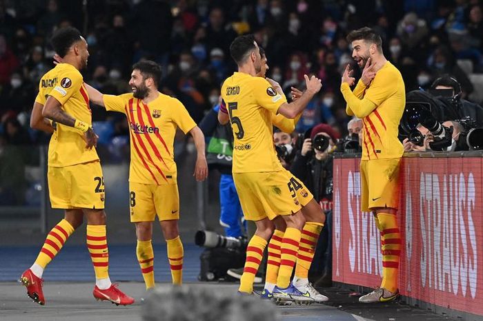 Cuối hiệp 1, Pique dứt điểm chéo góc ghi bàn thứ 3 cho Barca
