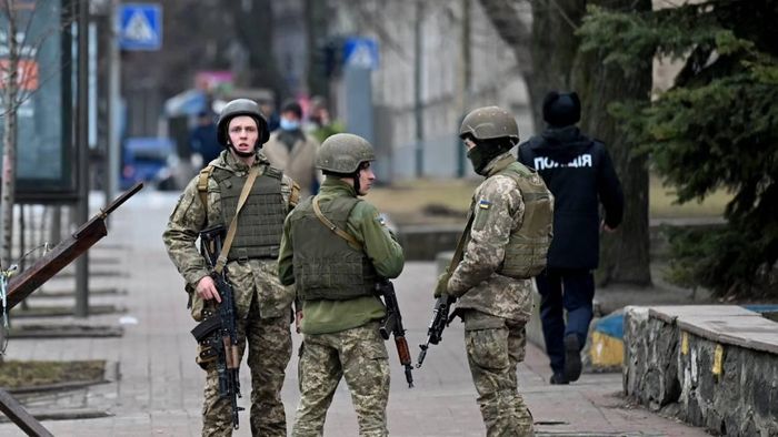 Lực lượng biên phòng Ukraine cho biết trong một tuyên bố đăng trên tài khoản Facebook, nam giới từ 18-60 tuổi không được phép rời khỏi đất nước. Ảnh: Global News