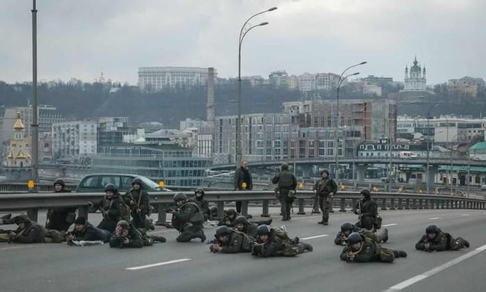 Vệ binh Quốc gia Ukraine dàn quân trên một cây cầu ở trung tâm thủ đô Kiev ngày 25/2. Ảnh: Reuters