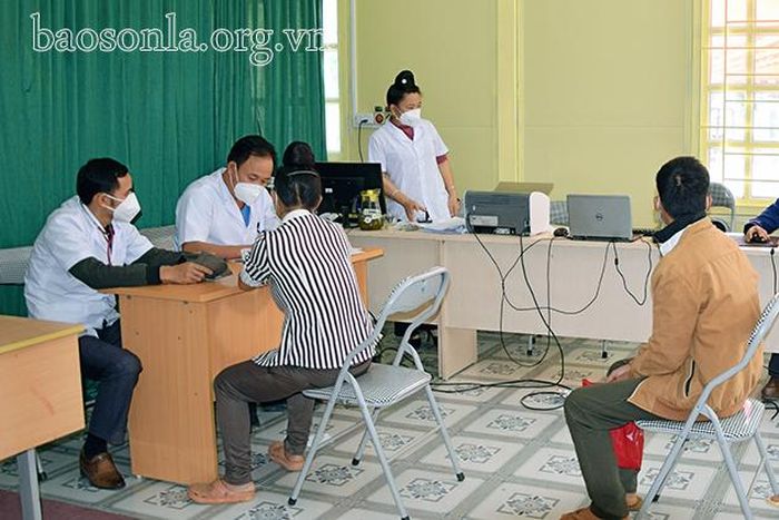 Cán bộ Trung tâm Y tế huyện Mường La và Trạm Y tế xã Pi Toong tiêm vắc xin phòng Covid-19 cho người dân trong xã.