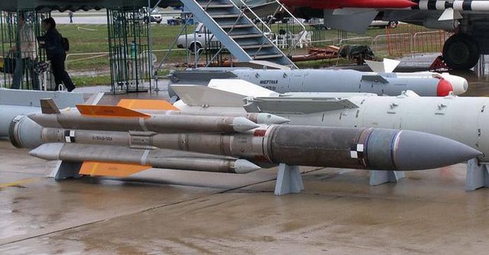 Tiếp đó là biến thể chống hạm với đầu dò radar chủ động được gọi là Kh-31A. Cả hai phiên bản được công khai năm 1991, không lâu trước khi Liên Xô tan rã.