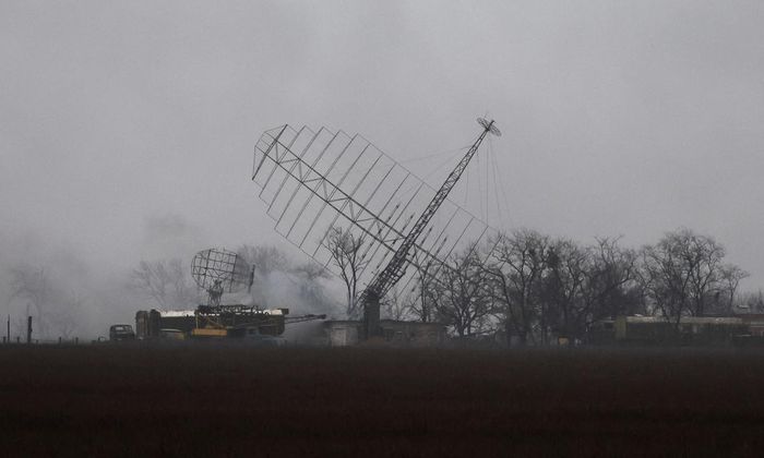 Việc phá hủy các trạm radar này sẽ tạo điều kiện thuận lợi cho việc đổ bộ đường không của Nga đã diễn ra liền sau đó. (Hình ảnh trạm radar Ukraine trúng tên lửa Kh-31P của Nga).