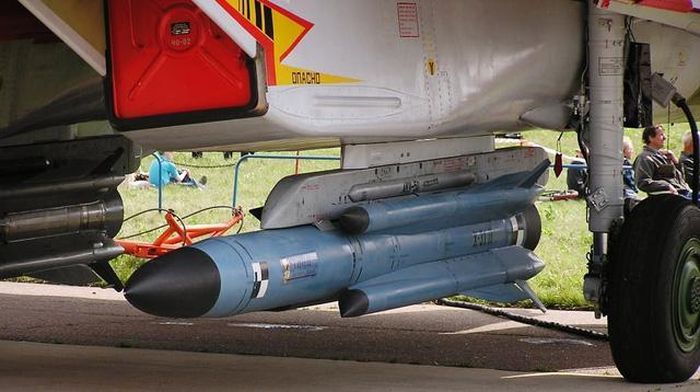 Kh-31P bay ở độ cao lớn để bám theo tín hiệu radar đối phương, cho phép nó đạt tốc độ hơn 4.300 km/h và tầm bắn 110 km.