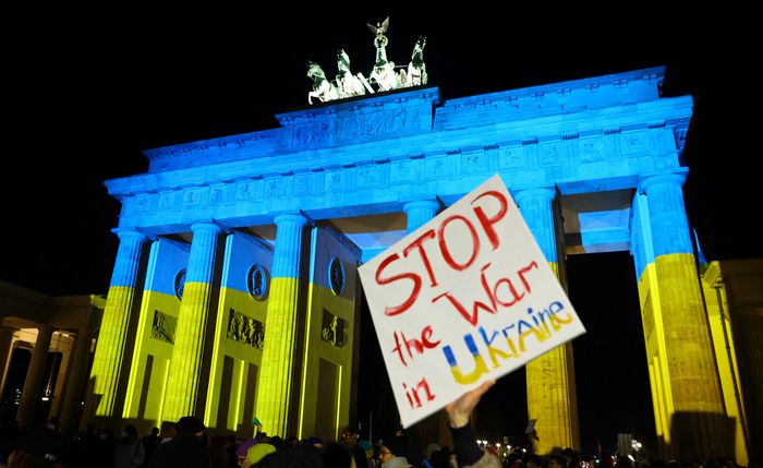  Biểu tình phản đối Nga tấn công Ukraine ở khắp các nơi trên thế giới. Ảnh: Reuters, Guardian. 