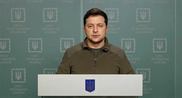Tổng thống Zelensky phát biểu trước người dân vào đêm 25/2 (giờ địa phương). Ảnh: CNN.