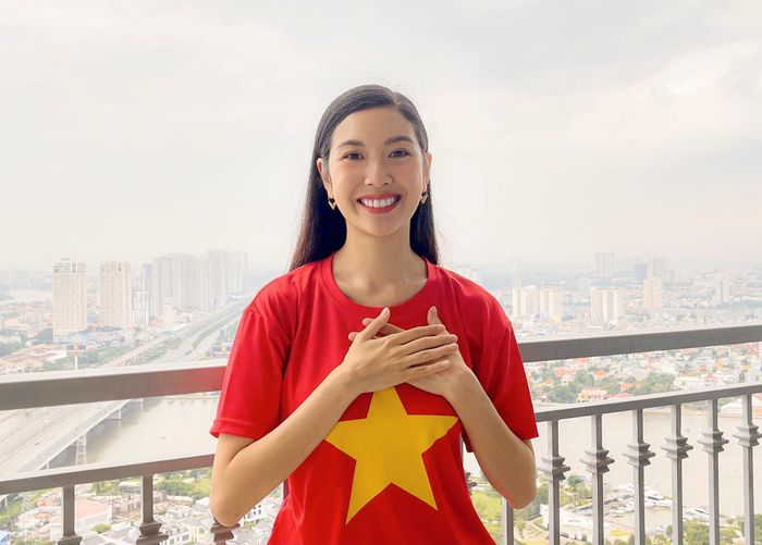  Thúy Vân và nhiều nghệ sĩ vỡ òa khi U23 Việt Nam vô địch. Ảnh: Thúy Vân. 