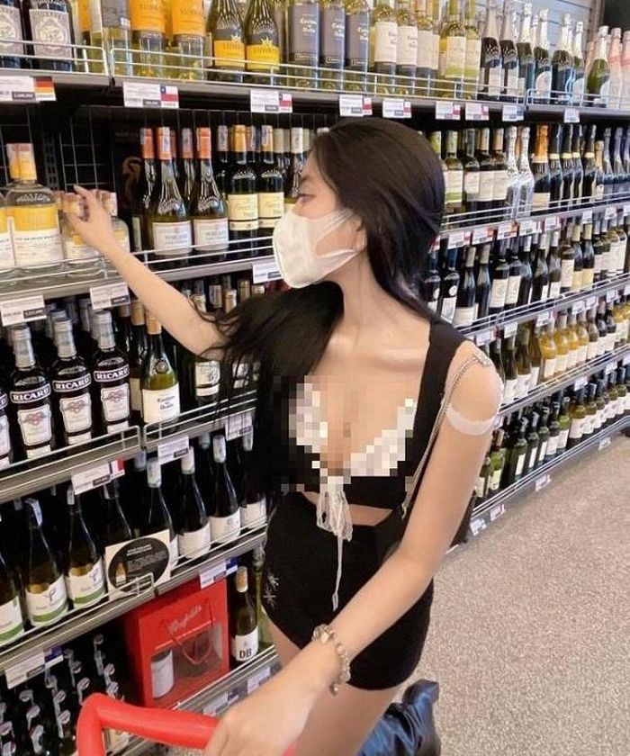 Chị em có thể tham khảo những set đồ có độ dài phù hợp, trẻ trung hoặc cá tính. Những trang phục này giúp bạn có được những bức hình "check in" trong siêu thị đẹp mà tôn trọng những người xung quanh.