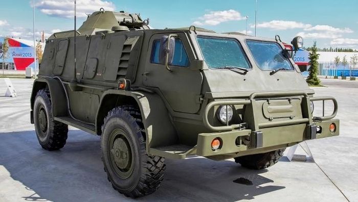 Chiếc Vodnik có một tháp pháo trên nóc, là xe bọc thép lai với xe tăng