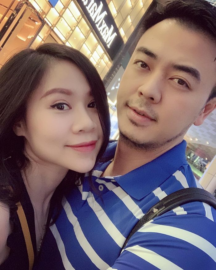  Không hoạt động trong giới nghệ thuật, vợ của MC Tuấn Tú từng có quãng thời gian du học ở Anh.