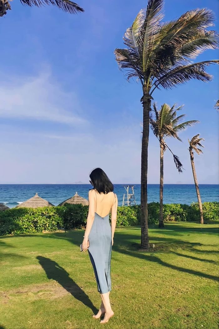  Ở thời điểm hiện tại, Thanh Huyền vẫn giữ được nét tươi tắn và có phần trẻ trung hơn so với trước. Cô không ngại diện những mẫu đầm trẻ trung, năng động, khoe trọn phần lưng trần cuốn hút. 