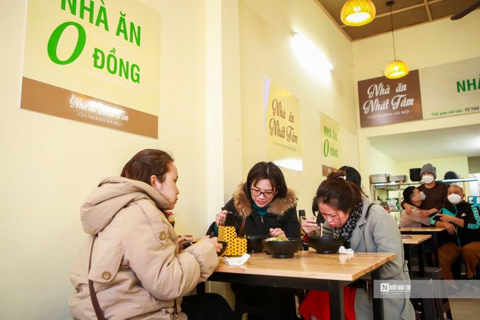 Điểm đặc biệt của quán ăn này là mở cửa đón khách và miễn phí cho tất cả mọi người, bất kể họ là ai, giàu hay nghèo và đang làm công việc gì, miễn có nhu cầu được thưởng thức món ăn của quán, quán luôn luôn chào đón.