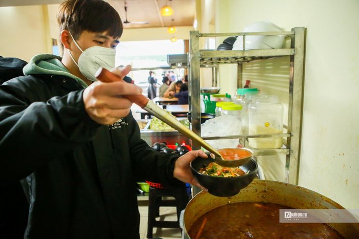 Hằng ngày, bắt đầu từ 6h sáng, các thành viên trong quán đã có mặt để chế biến thực phẩm phục vụ mọi người. Tiêu chí của quán là đón tất cả mọi người, không kể giàu nghèo, chỉ cần thích ăn chay đều có thể tới đây và được đón tiếp.