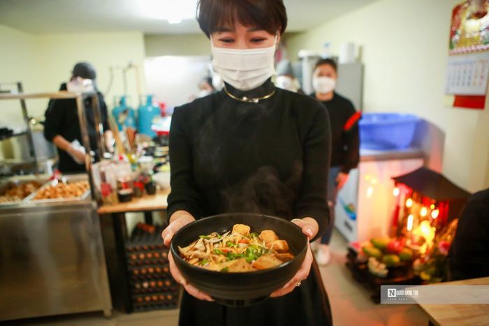 Chị Hoàng Kim Ngọc - chủ quán cho hay: “Việc tôi mở quán ăn chay 0 đồng này là vì muốn thực hiện tâm nguyện của mẹ mở một quán ăn chay phục vụ cho mọi người. Khi mình muốn bắt tay vào mở cửa hàng này thì may mắn được gặp một anh trong nhóm từ thiện Nhất Tâm đã từng mở rất nhiều cửa hàng thế này và được anh ấy hướng dẫn. Hiện tại, cửa hàng đang hoạt động độc lập nhưng được mọi người trong nhóm hỗ trợ rất nhiều.”