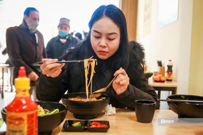 Thưởng thức món ăn chay trong đó có nguyên liệu nhà mình ủng hộ, bạn Hà Linh (Hà Đông, Hà Nội) cho biết: “Tình cờ 1 lần quán nhà ăn 0 đồng này khai trương, nhân viên đã đến mua đồ ăn của nhà tôi, hôm đó tôi chưa biết đến việc quán này phục vụ khách miễn phí nên đã thu tiền. Sau khi biết đến quán này, tôi cũng muốn góp 1 phần sức nhỏ của mình, nên đều đặn hằng ngày vào buổi sáng tôi sẽ đến đây để ủng hộ nhà hàng 1 món mặn miễn phí, như hôm nay tôi đến giao giò và chả.”