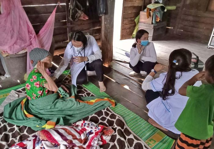 Bác sĩ Nông Thị Nhân (thứ 2 từ trái sang) trực tiếp xuống từng thôn làng tiêm vắc xin phòng Covid-19 cho người dân. Ảnh: Vũ Chi