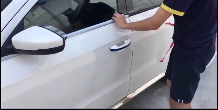 Nẹp chân kính ô tô là phụ kiện hữu ích có tác dụng giúp hỗ trợ bảo vệ phần kính xe, chống bụi bẩn và chống trộm.