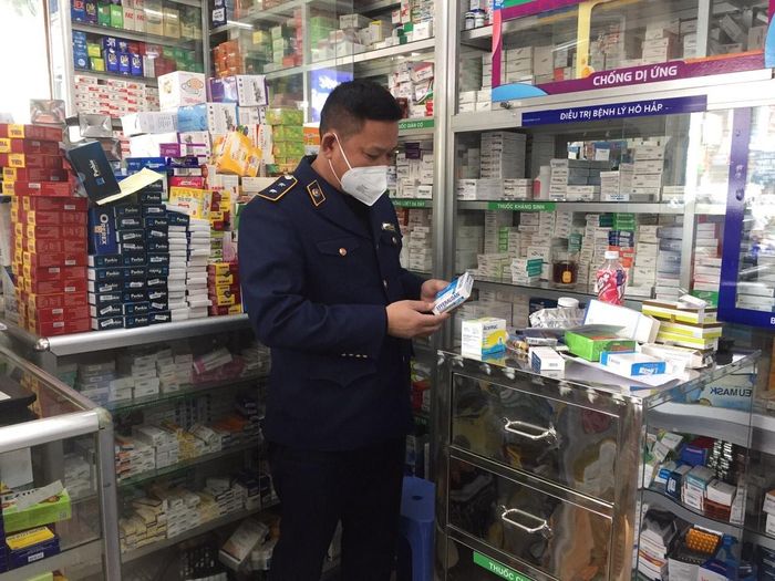  Lực lượng Quản lý thị trường Hà Nội kiểm tra hoạt động kinh doanh cửa hàng thuốc tân dược trên địa bàn 
