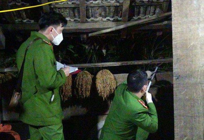 Công an khám nghiệm hiện trường.