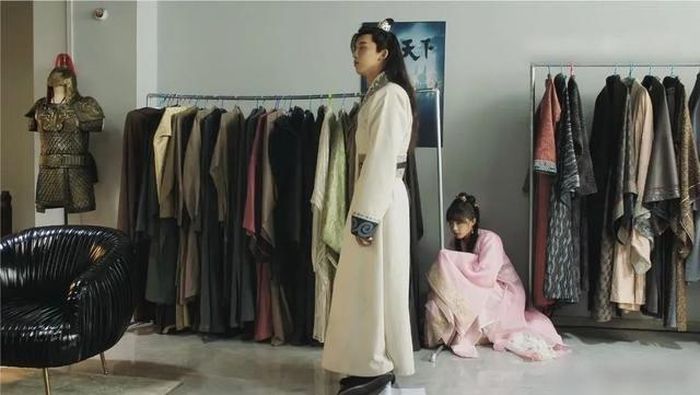  Trong một cảnh quay khác, Diểu Diểu tránh nhân viên hậu trường bằng cách nép vào giá treo phục trang. Song nhìn hình ảnh, khán giả cho rằng chi tiết này chỉ gây cười, thiếu thuyết phục. 