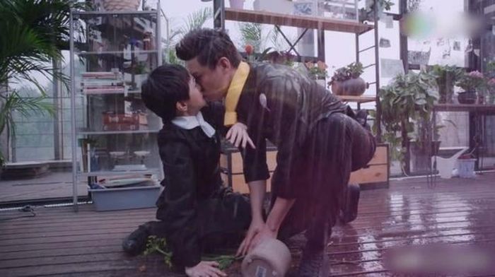 Sina cũng bình luận với các bộ phim ngôn tình, cảnh âu yếm là điều thường gặp. Tuy nhiên, không phải nụ hôn nào cũng khiến người xem rung động. Trong phim Hương vị yêu thương, đạo diễn sắp xếp nhiều cảnh hôn giữa Lục Nghị và Quách Thái Khiết. Song, những cảnh tình cảm này lại nhận phản ứng tiêu cực của người xem vì kém tự nhiên.
