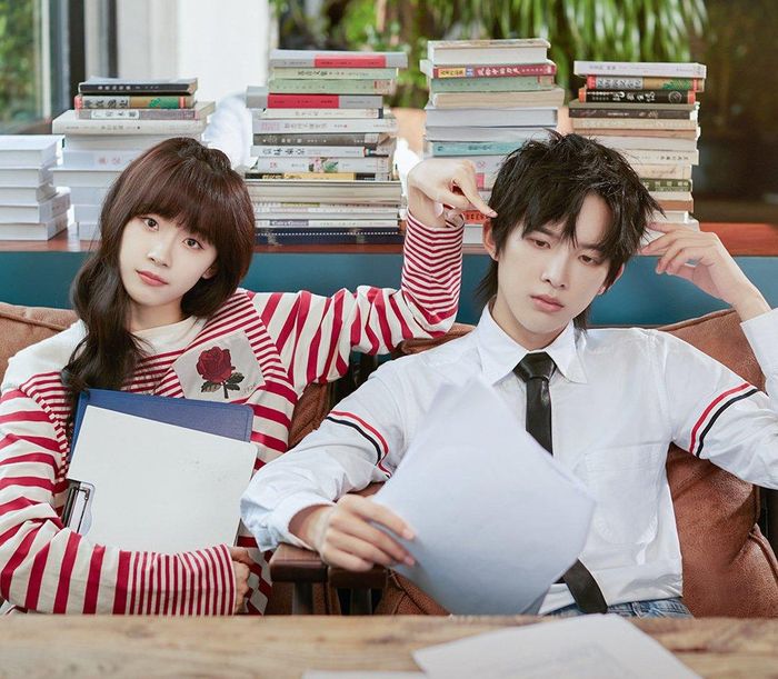  Bộ phim thần tượng mới Trợ lý thiên vương gần đây gây chú ý nhờ hai diễn viên chính trẻ trung, ngoại hình đẹp. Phim có nội dung mới lạ, kể về chuyện tình cảm của ngôi sao tên Do Hi (Tôn Trạch Nguyên) và cô sinh viên giỏi Uất Trì Diểu Diểu (Lư Dương Dương đóng). Do Hi nhờ Diểu Diểu dạy lịch sử, văn học để tranh giành một vai diễn khó. Từ đó, giữa họ xảy ra nhiều tình huống bất ngờ. Để thúc đẩy tình cảm của hai nhân vật chính, đạo diễn, biên kịch đã sáng tạo nên những tình huống bị đánh giá là "tình tiết não tàn", "coi thường trí thông minh của khán giả", "thiếu thực tế". 