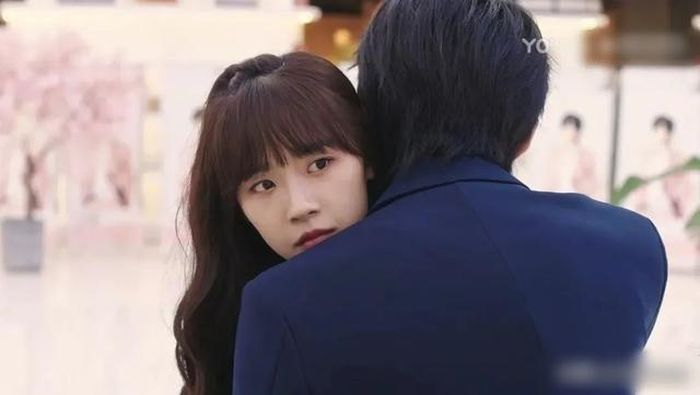 Trong phim có cảnh ngôi sao Do Hi muốn tránh đám đông fan cuồng nên đã nhờ Diểu Diểu che giúp. Song tình huống này khó xảy ra, vì khi đó họ đứng giữa không gian trống, không thể che chắn tầm nhìn của người hâm mộ. Bên cạnh đó, nữ chính bị một chàng trai lạ ôm trong vài phút nhưng không phản ứng, chỉ trợn mắt ngạc nhiên là tình huống thường thấy trong những bộ phim thần tượng.