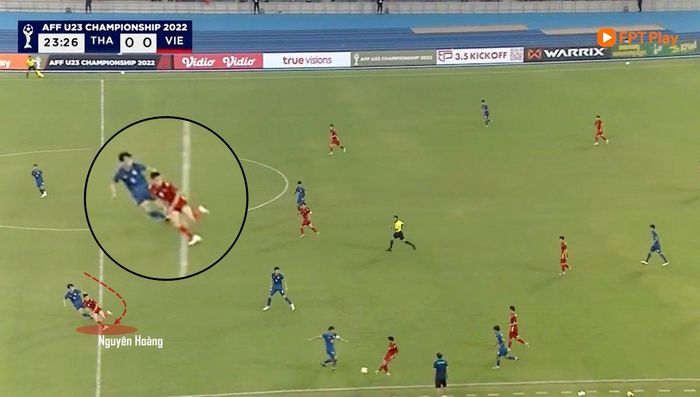 Nguyên Hoàng chủ động lướt lên trước đối phương. 