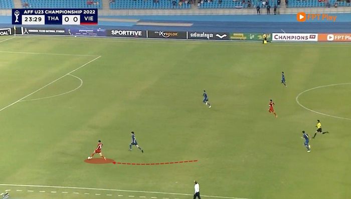 Tốc độ đoạn ngắn ấn tượng giúp Nguyên Hoàng có lợi thế với bóng. 