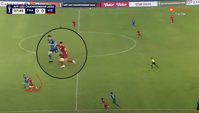Tư thế đặt trụ và động tác tay có “nghề” của Nguyên Hoàng. 